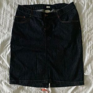 Excellent condition Old Navy Maternity Jeans skirt size 6 Waistband adjustable.